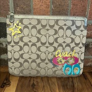 Coach Daisy Poppy Applique
Signature Khaki Tablet Sleeve